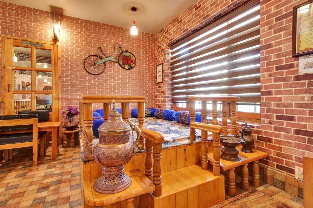 Super Oyo Capital O 91600 The Village Classic Hotel And Restaurant Srīnagar Esterno foto